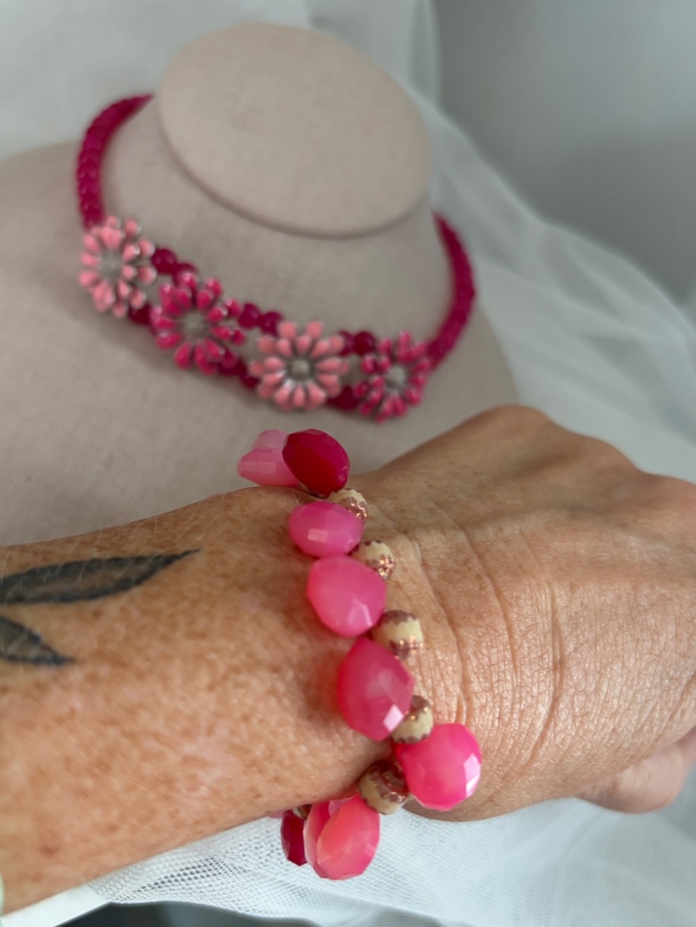 Glass Beaded Pink Floral Choker Necklace and Bracelet Set - Picture 9 of 13